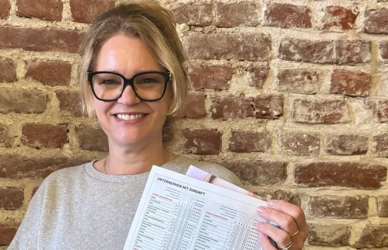 Deutschlands Unternehmen mit Zukunft 2026/27: Kiki Radicke mit der Stern-Ausgabe, in der Adacor fünf von fünf Sternen erhält