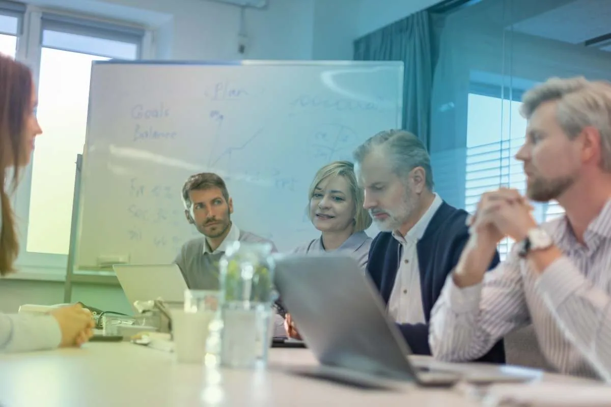 KI sicher einführen: Team plant am Whiteboard die KI-Einführung