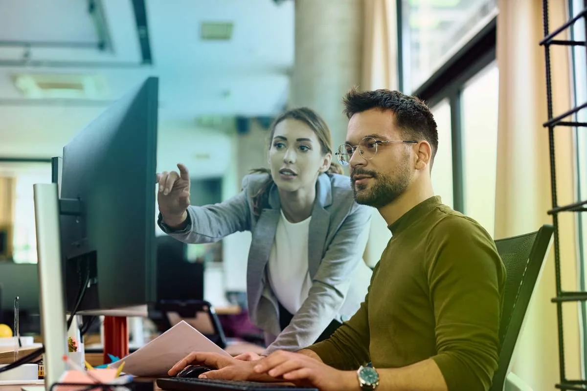 Kubernetes & Container: Entwicklerteam betreut die Container-Plattform am Bildschirm