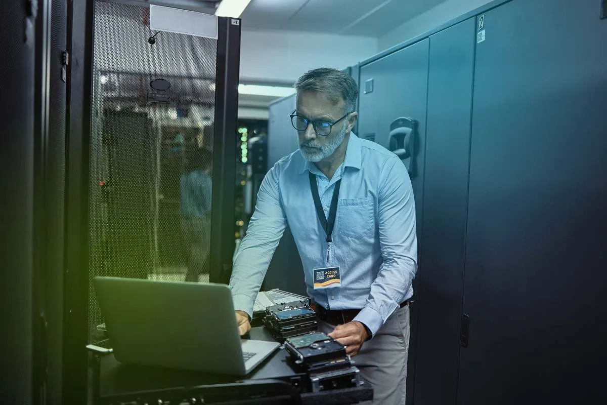Legacy-Modernisierung: Administrator prüft historisch gewachsene Serverhardware im Rechenzentrum
