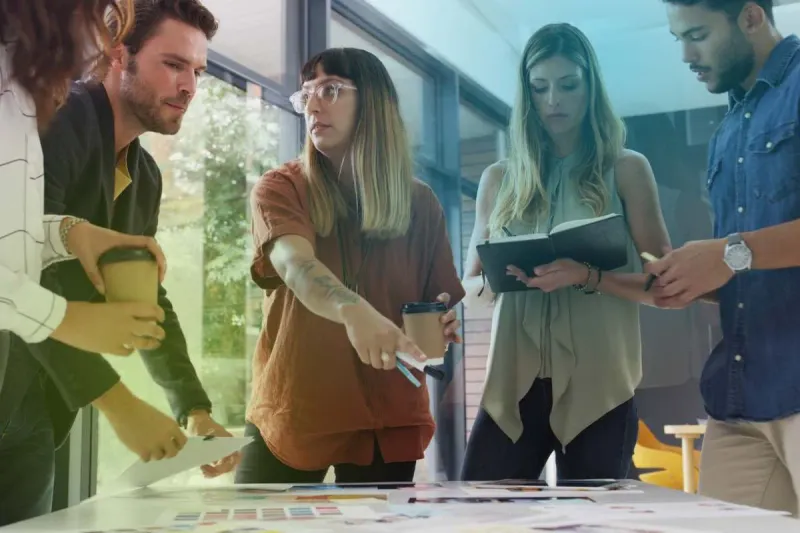 Media & Publishing: Redaktionsteam bespricht Layouts und Veröffentlichungen