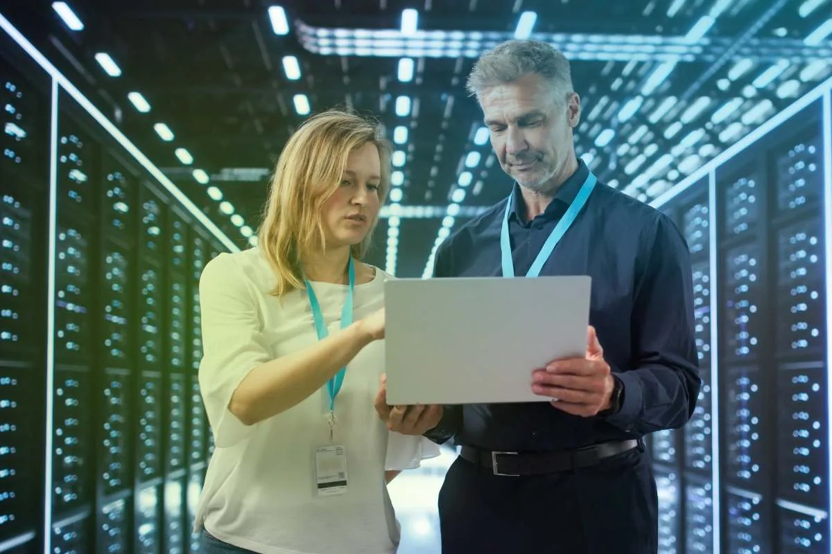 VMware-Migration: zwei IT-Fachleute planen im Rechenzentrum den Umstieg auf eine Alternative