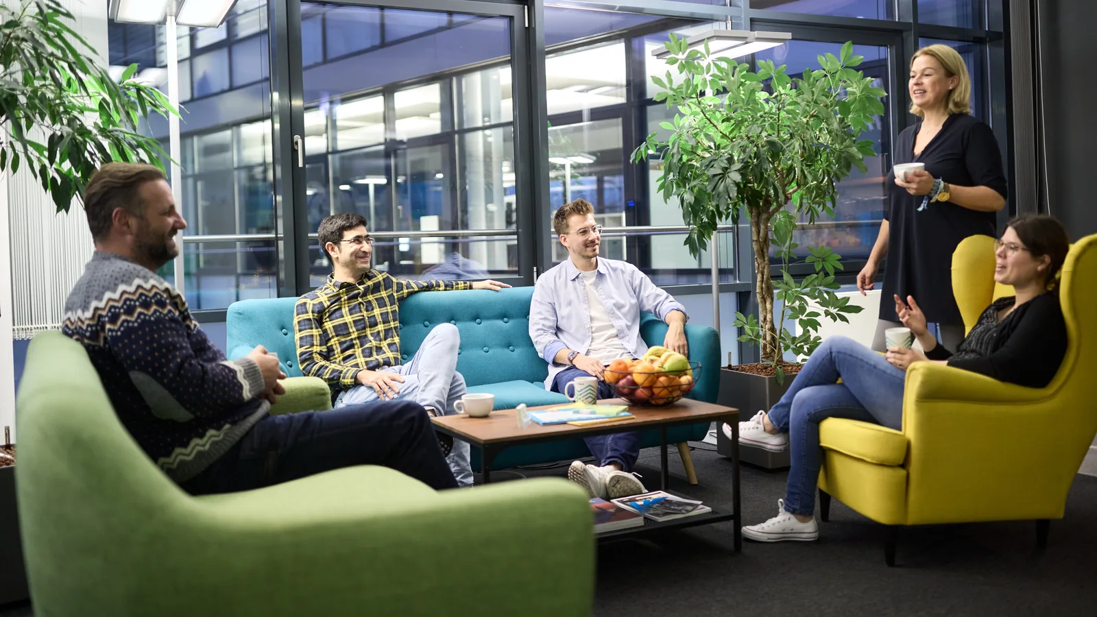 Innovationskultur bei Adacor: Team im offenen Austausch in der Lounge am Standort