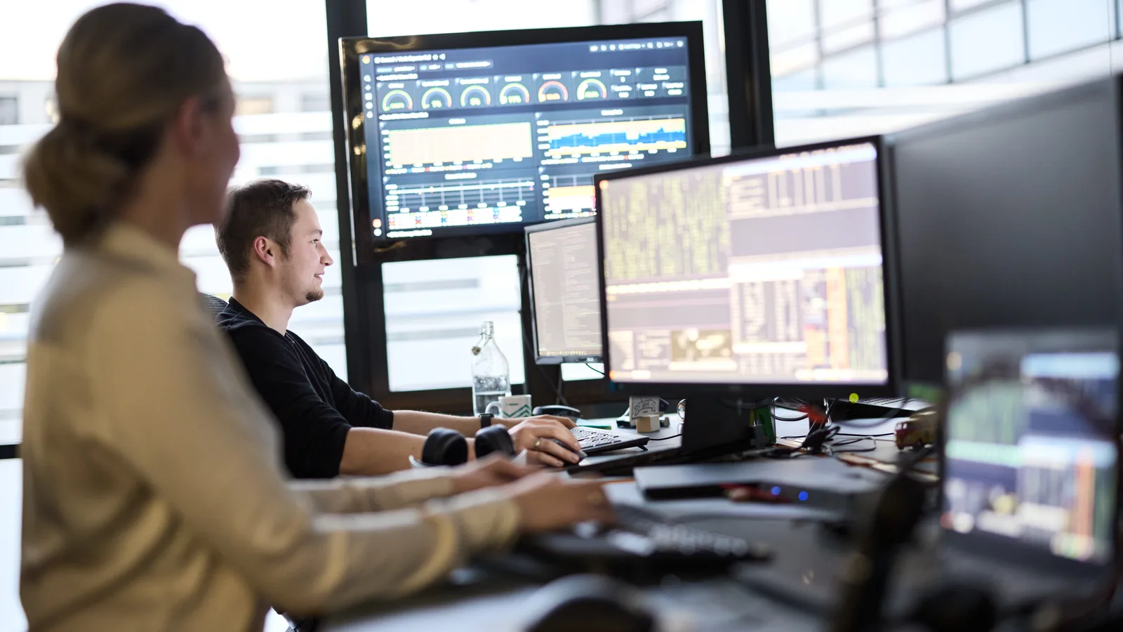 Cloud-Betrieb aus einer Hand: Team überwacht Azure- und Private-Cloud-Umgebungen am Monitoring-Dashboard