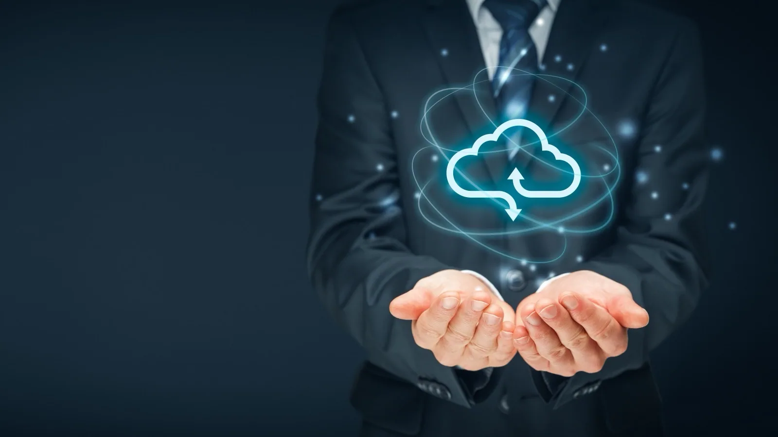 Person hält ein leuchtendes Cloud-Symbol in den Händen – Vergleich der Public-Cloud-Anbieter Azure, AWS und Google Cloud