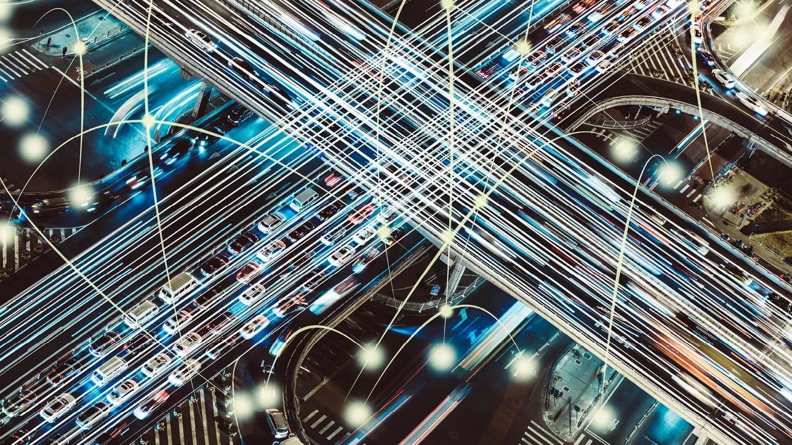Nächtliches Autobahnkreuz mit Lichtspuren und Datenverbindungen – generative KI im Unternehmen