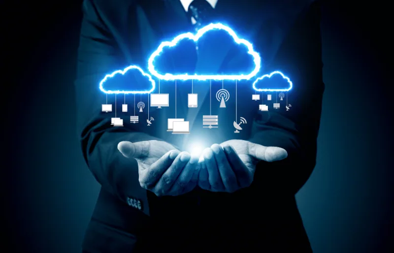 Cloud Computing in der Finanzbranche: Cloud mit vernetzten Endgeräten, Symbolbild
