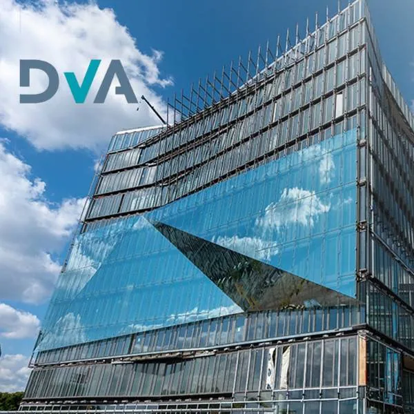 DVA Deutsche Verkehrs-Assekuranz: Firmengebäude mit Glasfassade und DVA-Logo