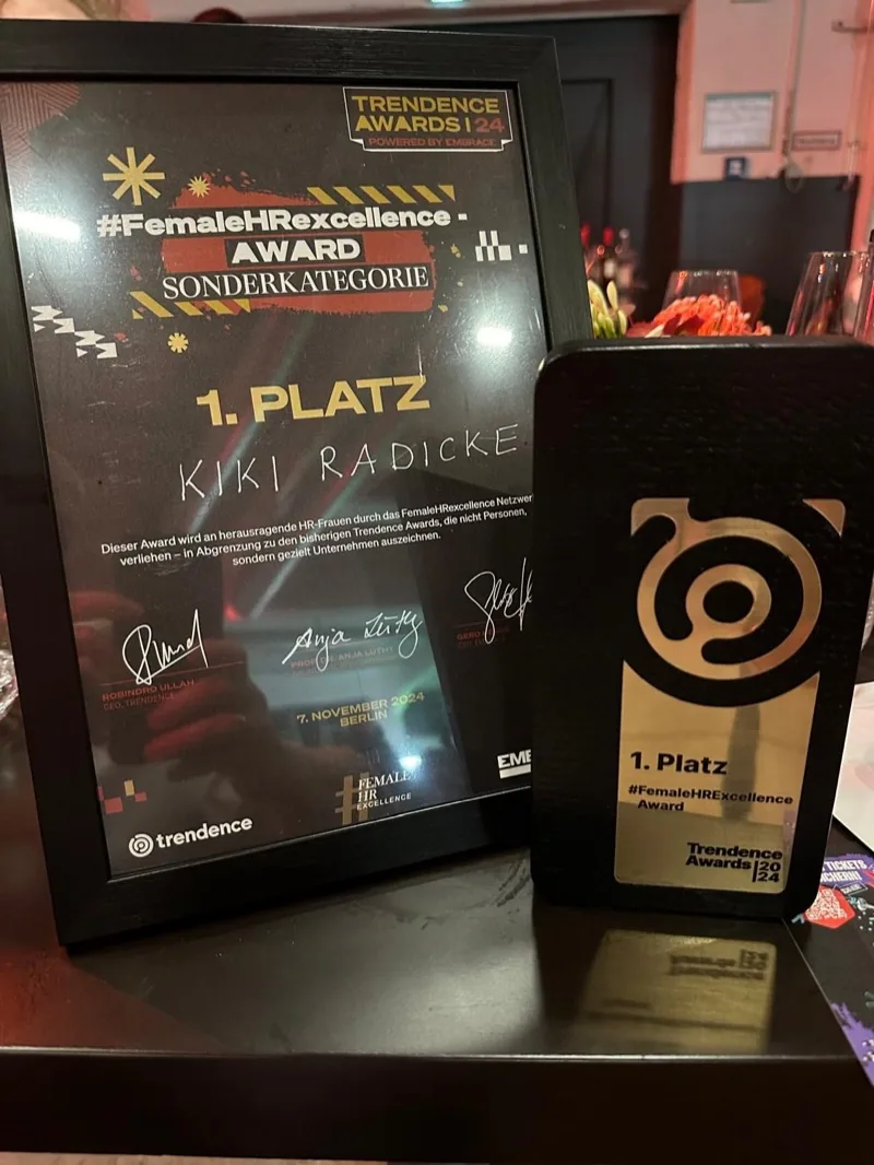 Female Excellence Award in Gold: Urkunde und Plakette für Kiki Radicke