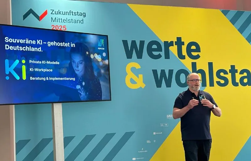 Andreas Bachmann beim Vortrag zum KI-Workplace auf dem Zukunftstag Mittelstand