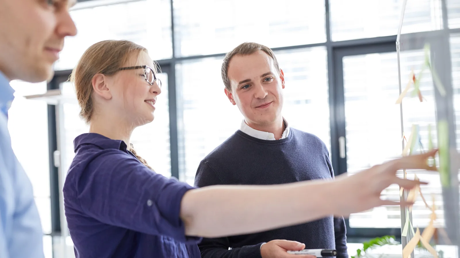 Cloud-Entscheidung vorbereiten: Beratung am Whiteboard klärt, was die IT leisten soll