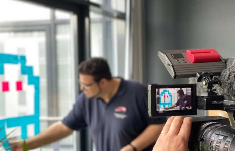 Instagram Post-It-Battle an Bürofenstern in Offenbach