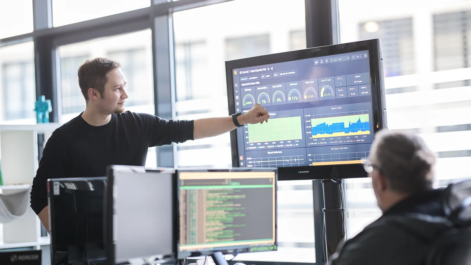 Predictive Monitoring: Adacor-Kollege erklärt am Monitoring-Dashboard die Auslastung von Server-Infrastrukturen