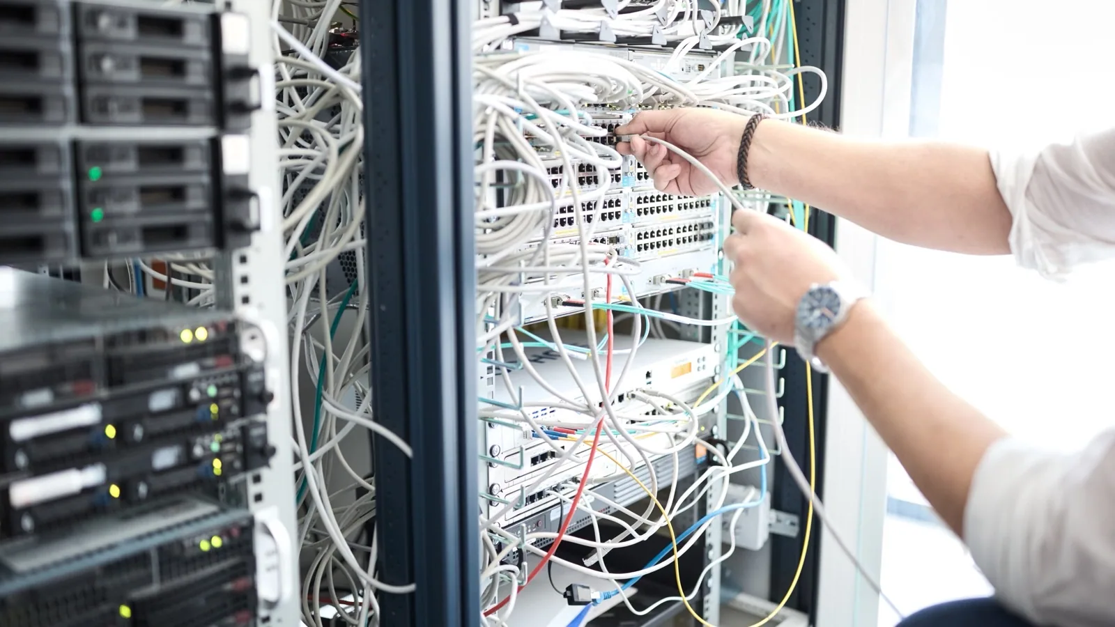 Server-Rack mit Netzwerkverkabelung – Infrastruktur für private KI-Modelle bei Adacor