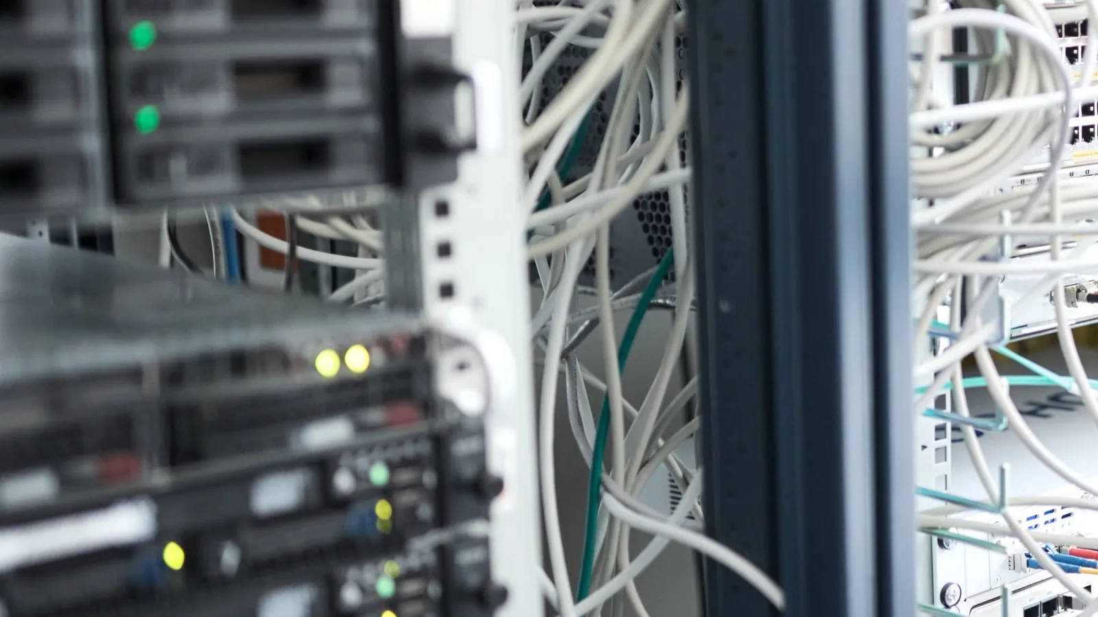 Server-Rack mit Status-LEDs und Netzwerkverkabelung – Infrastruktur für Terminalserver-Lastausgleich