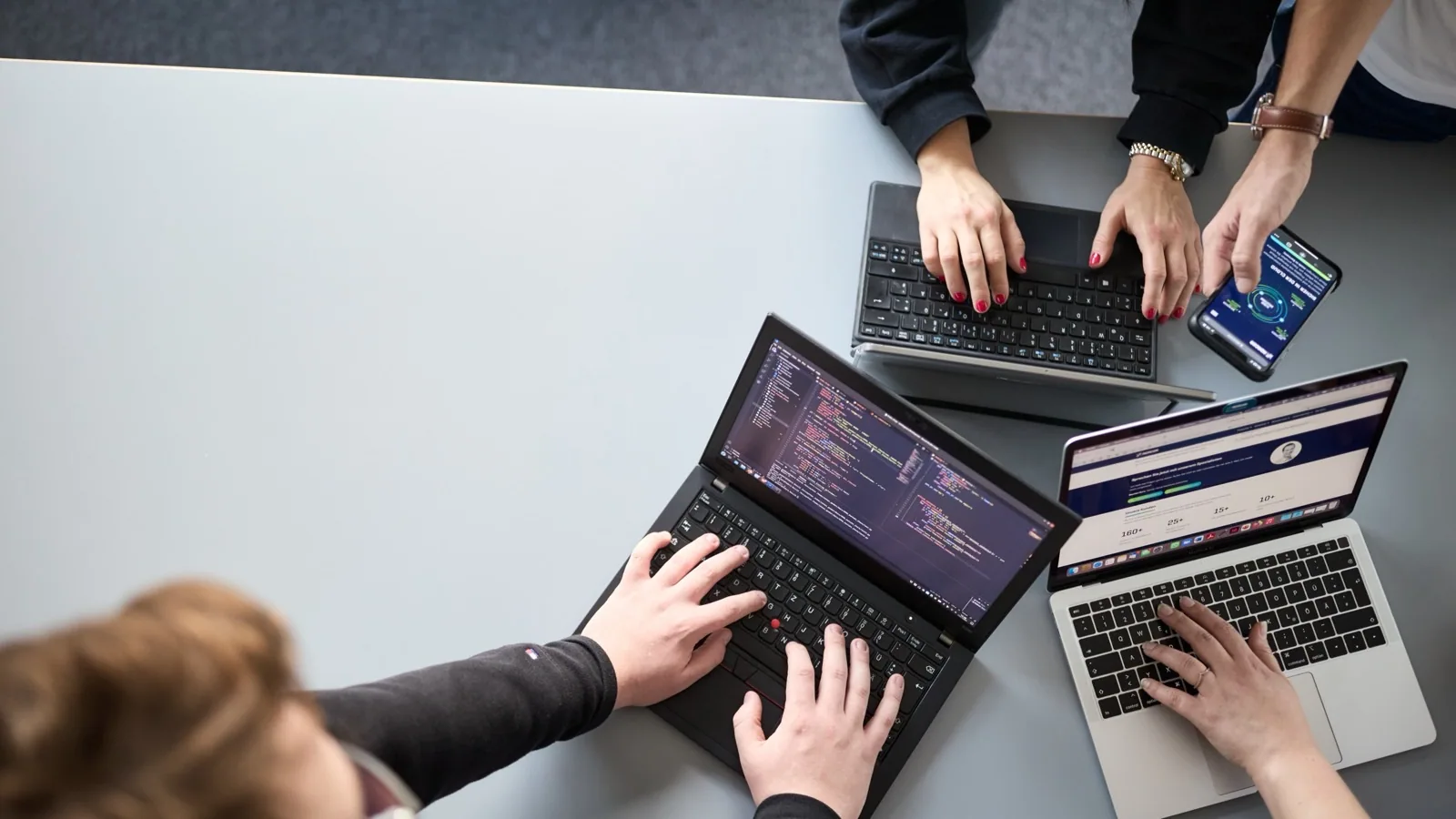 Adacor-Team probiert an Laptops KI-Use-Cases im KI-Lab aus