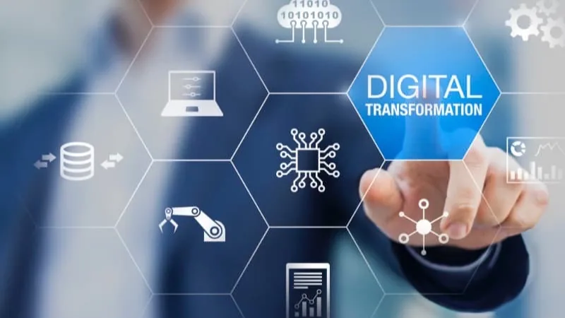 Person tippt auf ein Digital-Transformation-Interface mit IT-Icons – Cloud-Auslagerung für Banken und Versicherungen
