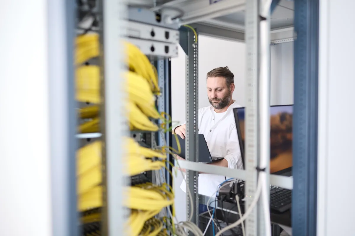 Adacor Ingenieur im Rechenzentrum