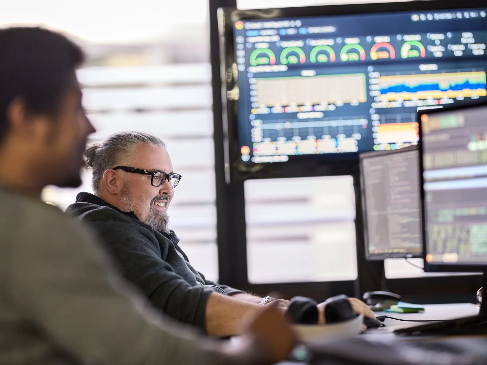 Akamai-Betrieb: Engineer überwacht Edge- und Security-Systeme an der Monitorwand