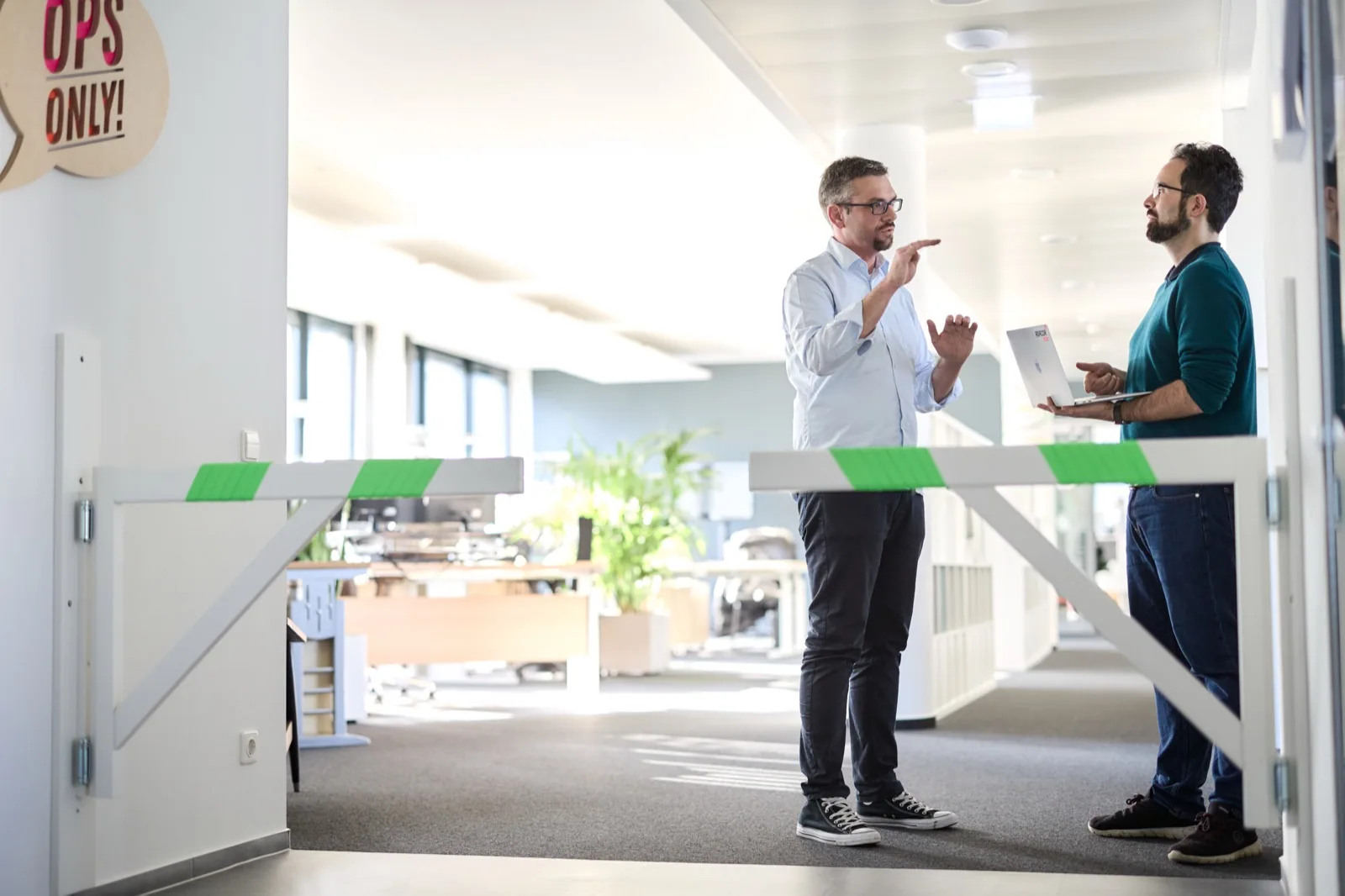 Compliance und Governance: zwei Kollegen im fachlichen Austausch im Büro
