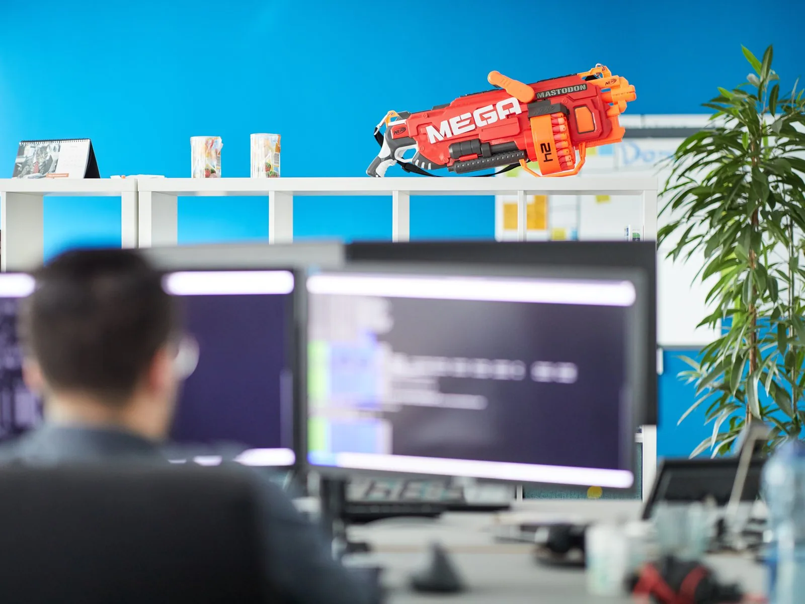 DevOps und Cloud Native: Engineer entwickelt an zwei Monitoren