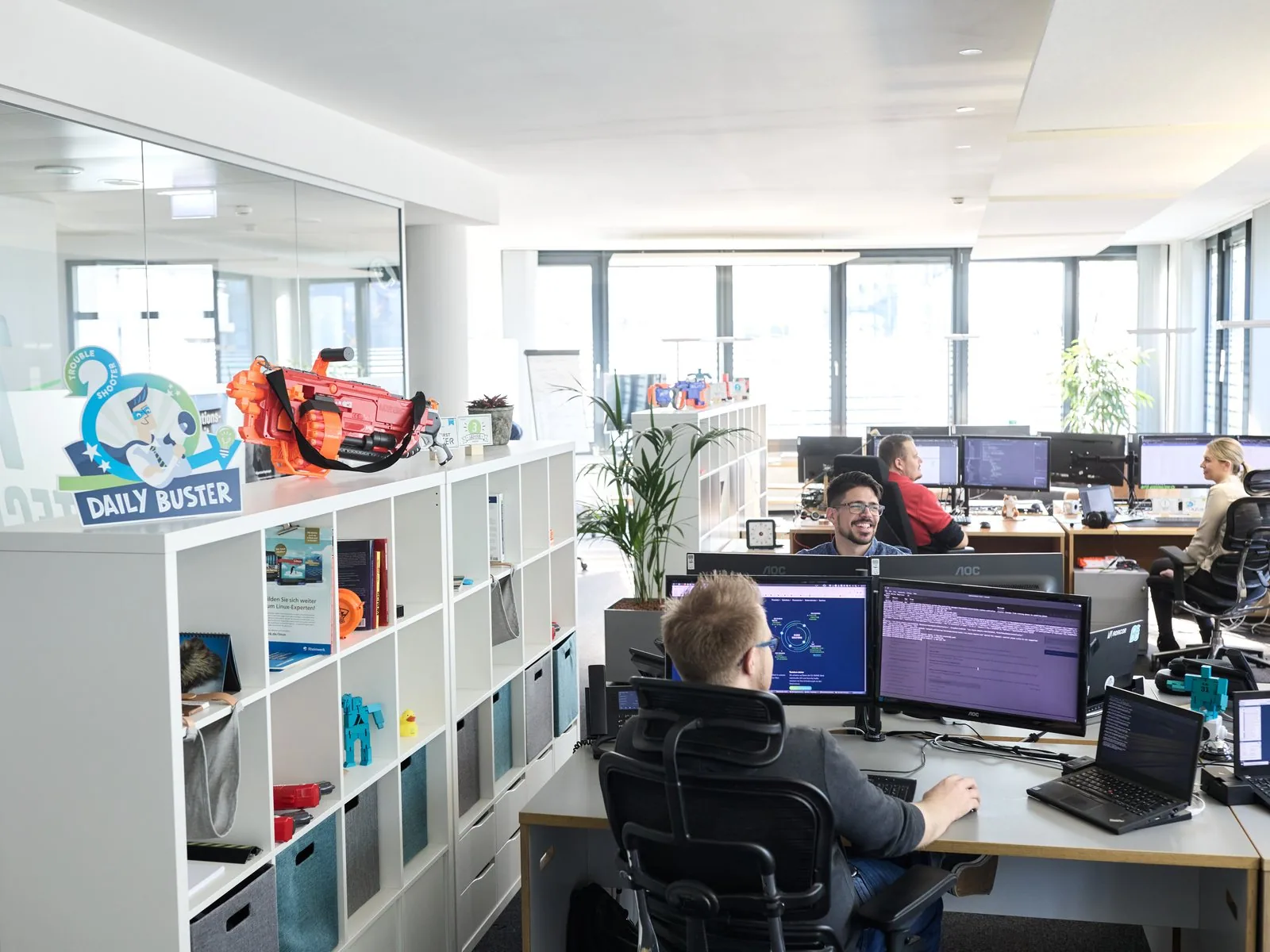 Managed Kubernetes: Plattform-Team an Doppelmonitoren im Großraumbüro
