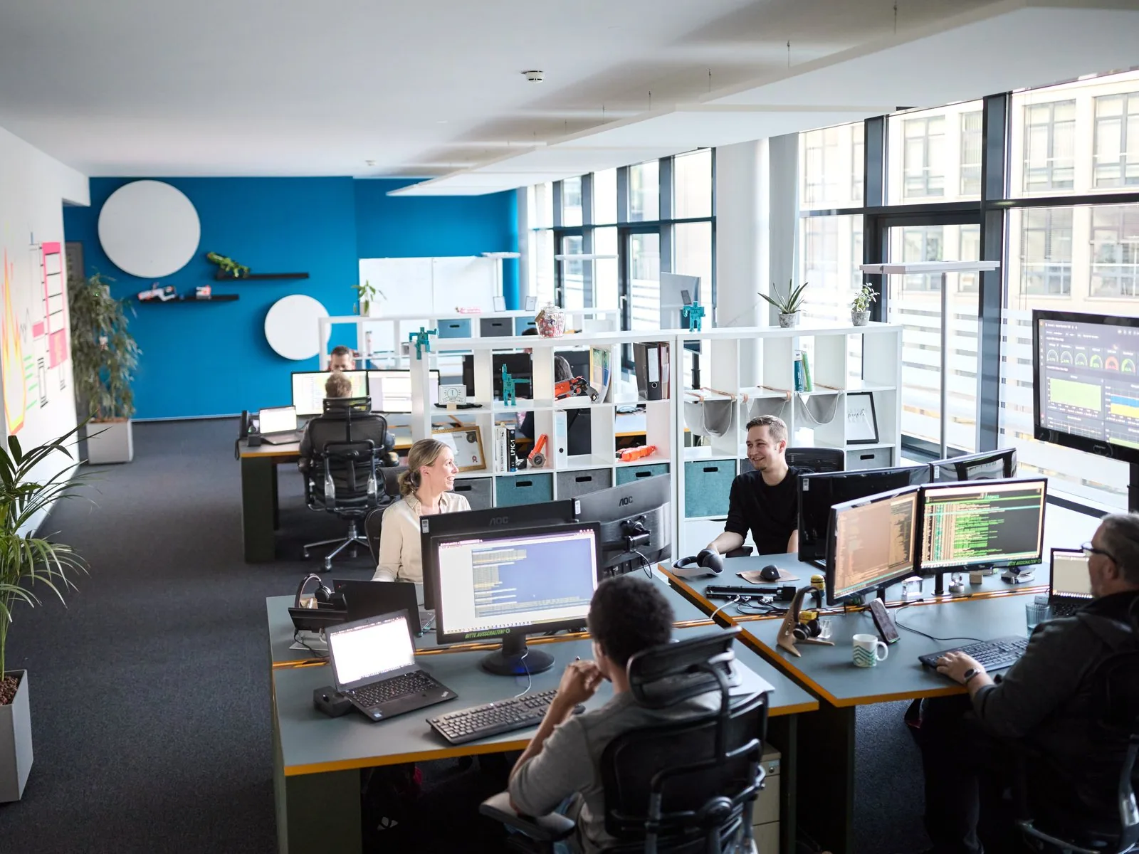 Managed Public Cloud: Betriebsteam an den Arbeitsplätzen im Großraumbüro