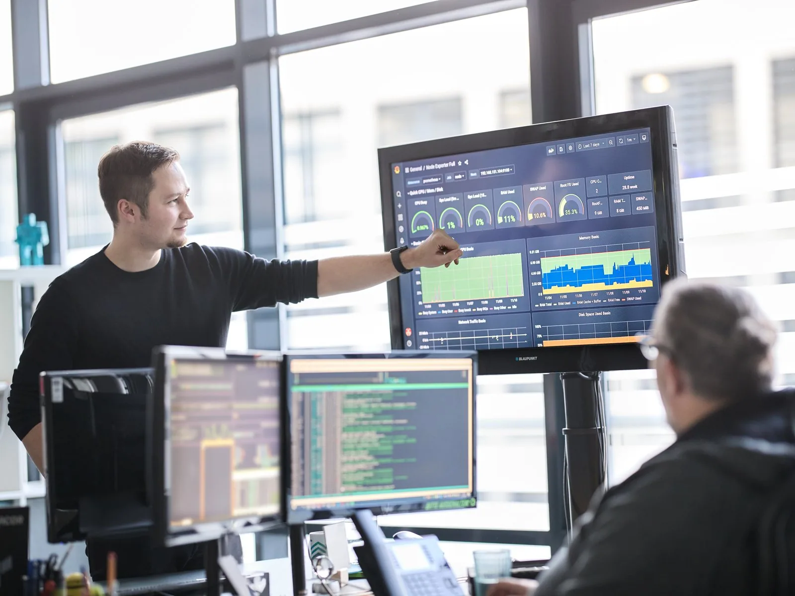 Managed Security: Analyst am Monitoring-Bildschirm im Security Operations Center