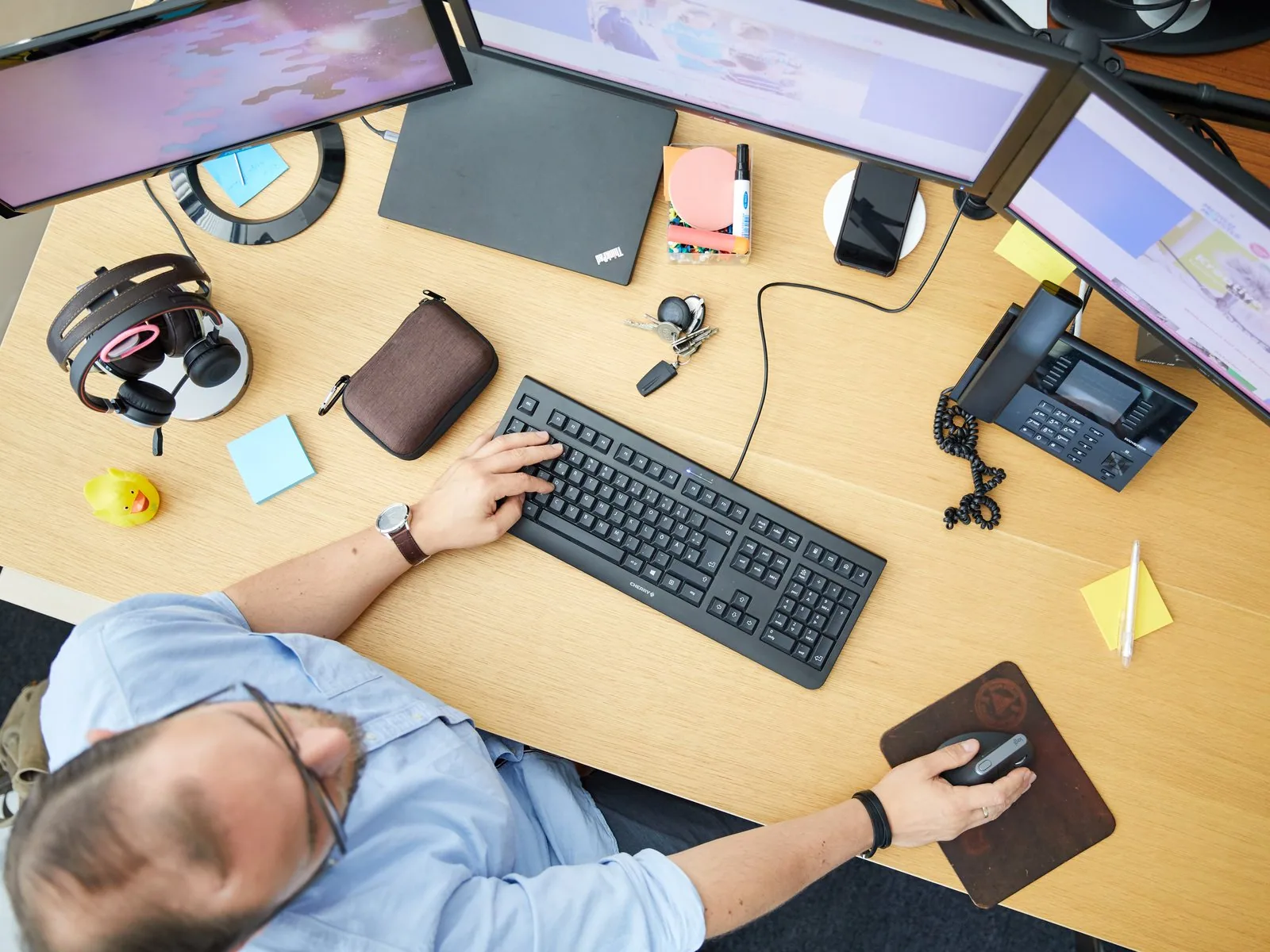 Professional DNS: Betrieb und Support am Arbeitsplatz mit Headset