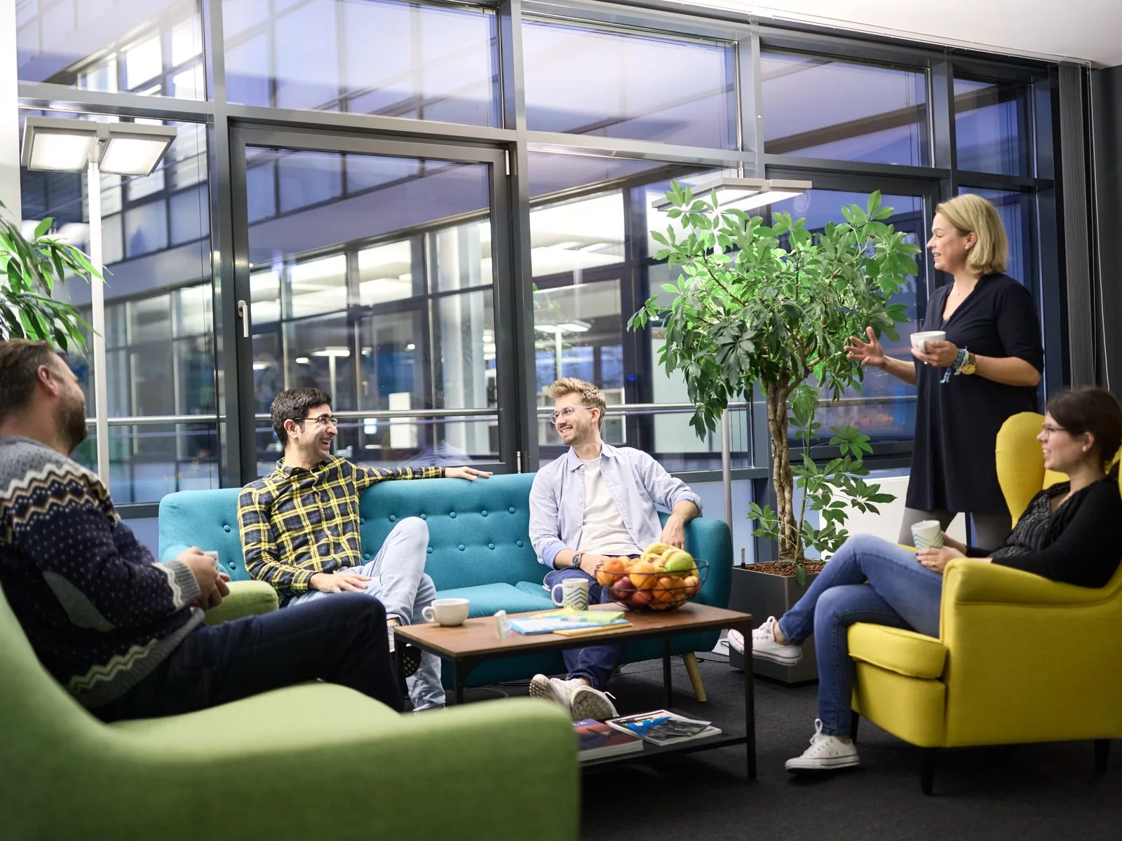 Team und Kultur: Kolleginnen und Kollegen in der Lounge
