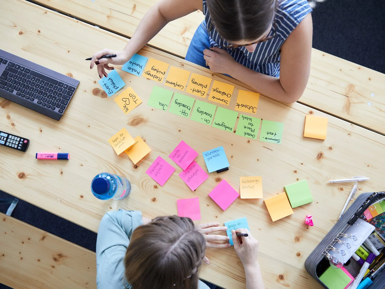 Technologie-Entscheidungen: Optionen werden mit Post-its strukturiert